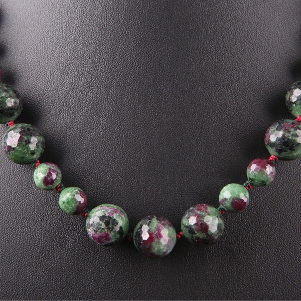 9cm  |重量: 101g   佩带红绿宝石功效: 红绿宝石(ruby in zoisite)的